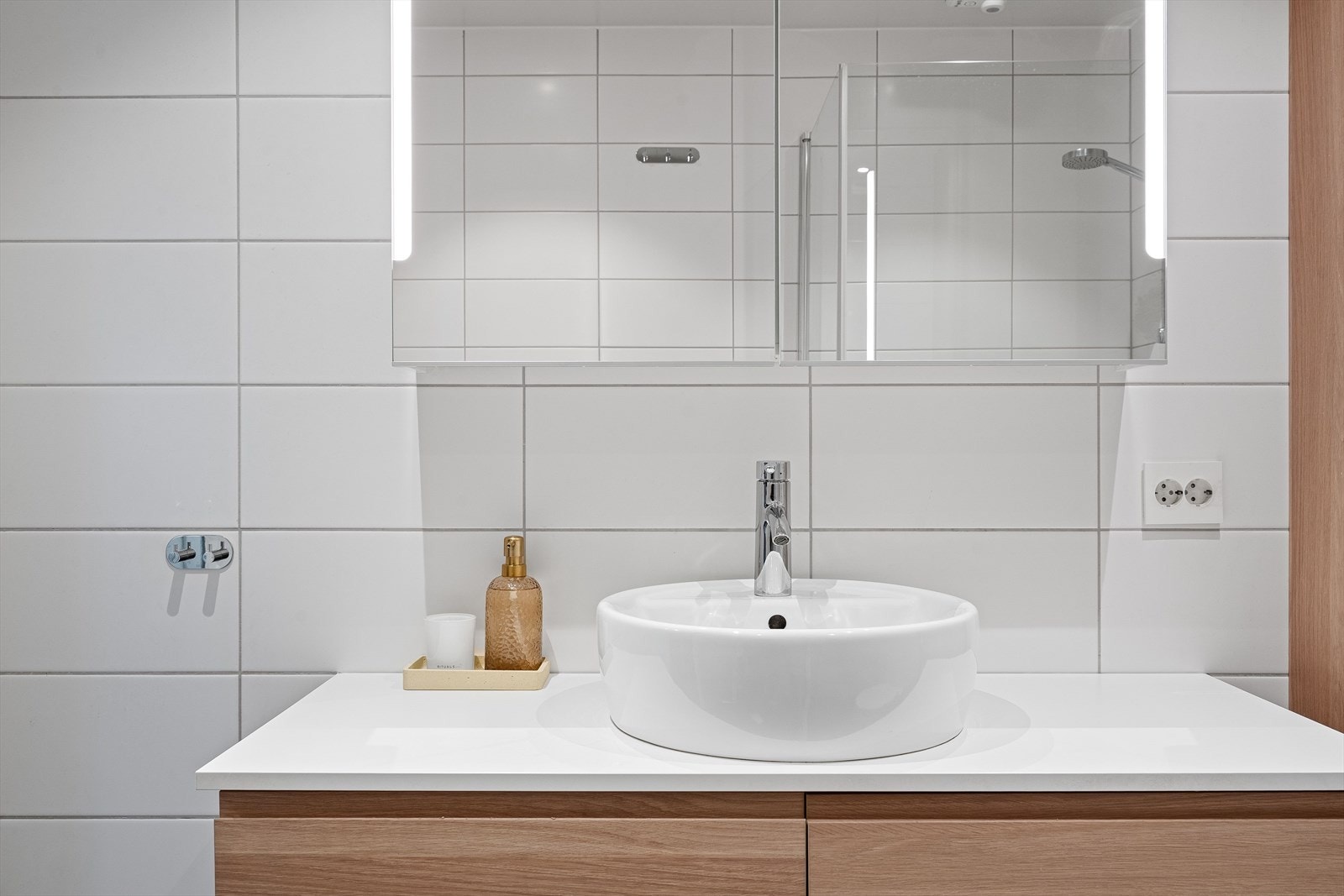 Badet er lett tilgjengelig fra alle soverom i denne etasjen. Galleribilde