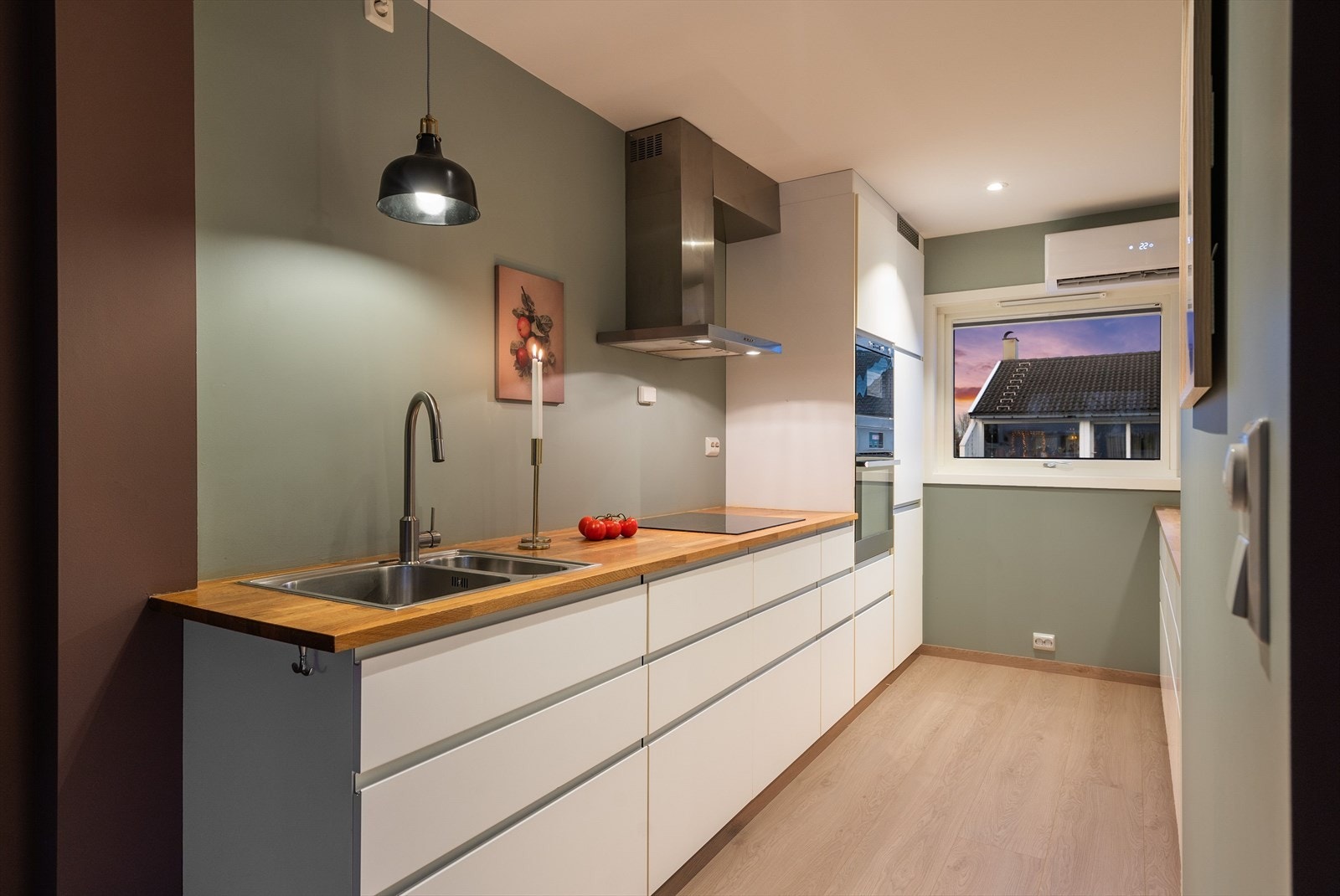 Kjøkkendelen er påkostet og er et pent bidrag til resten av rommet. Innredningen er levert i hvit utførelse. Galleribilde