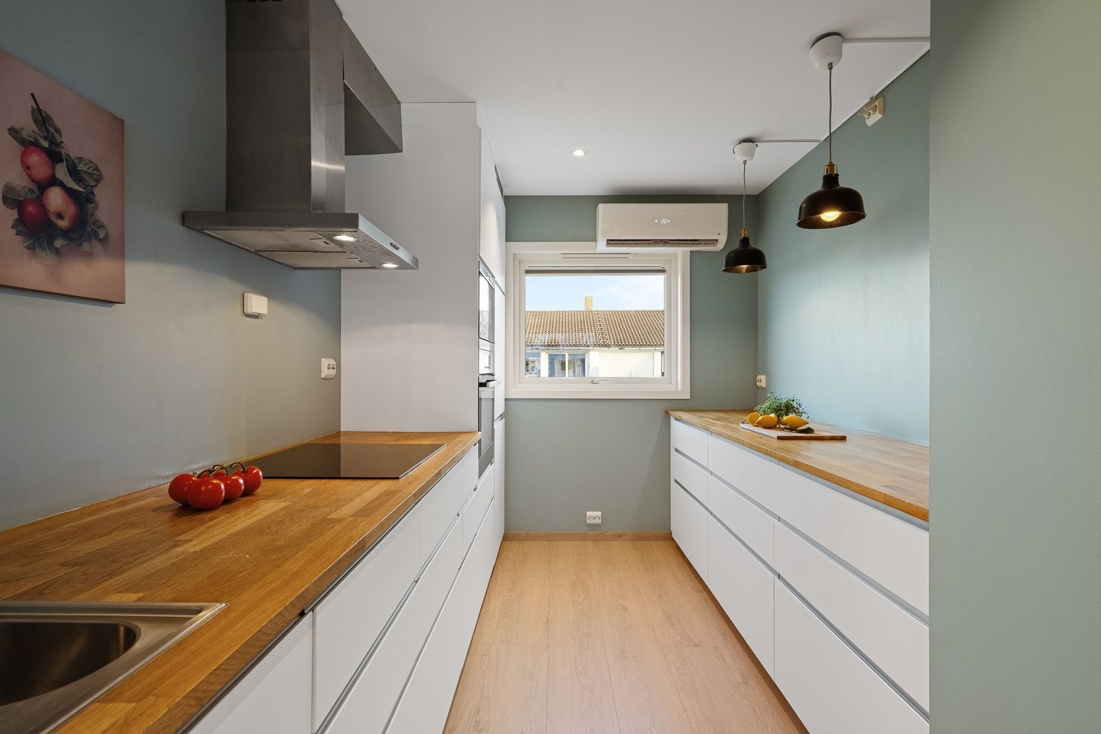 Varmepumpe er installert og sørger for lun oppvarming på vinterstid og avkjøling på sommerstid. Galleribilde