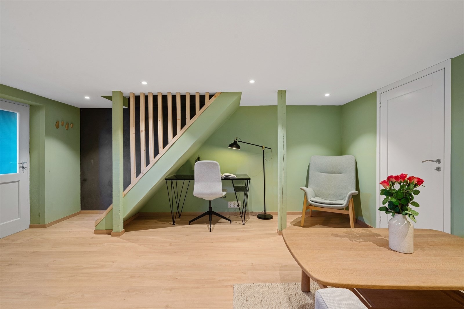 Kjellerstuen ble modernisert i 2024, samt har videre utgang til kjellerhals. Galleribilde