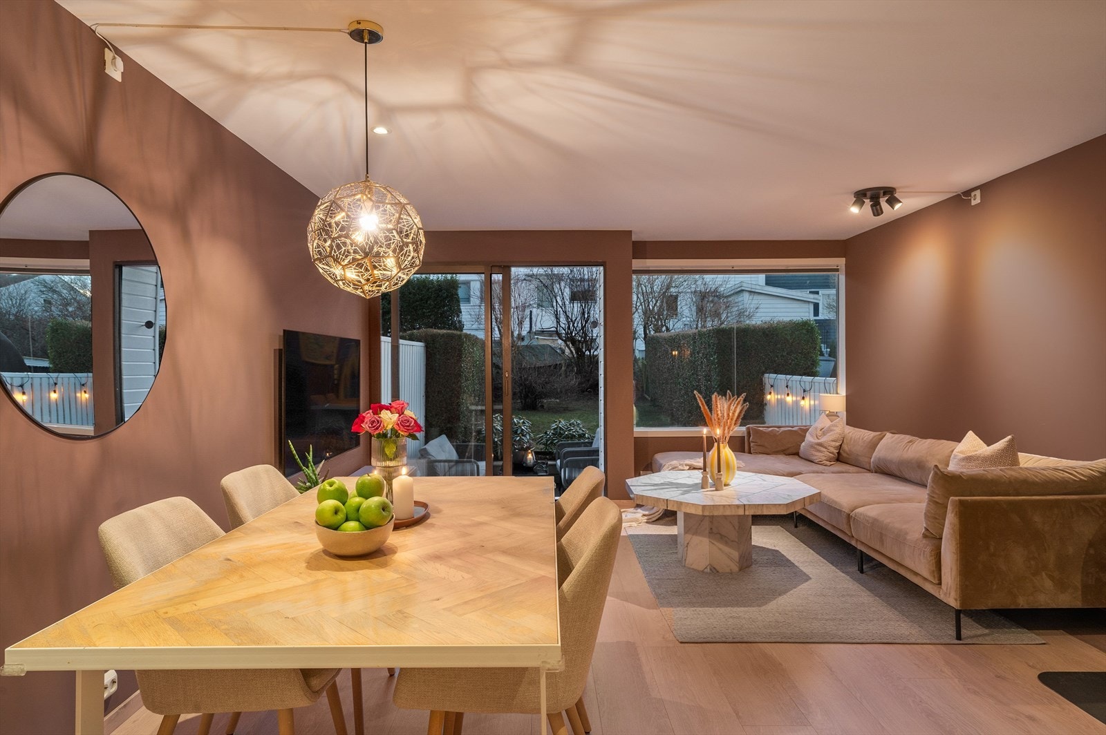 Den åpne romløsningen og vinduer som er strategisk plassert, ivaretar naturlig belysning og fin atmosfære. Galleribilde