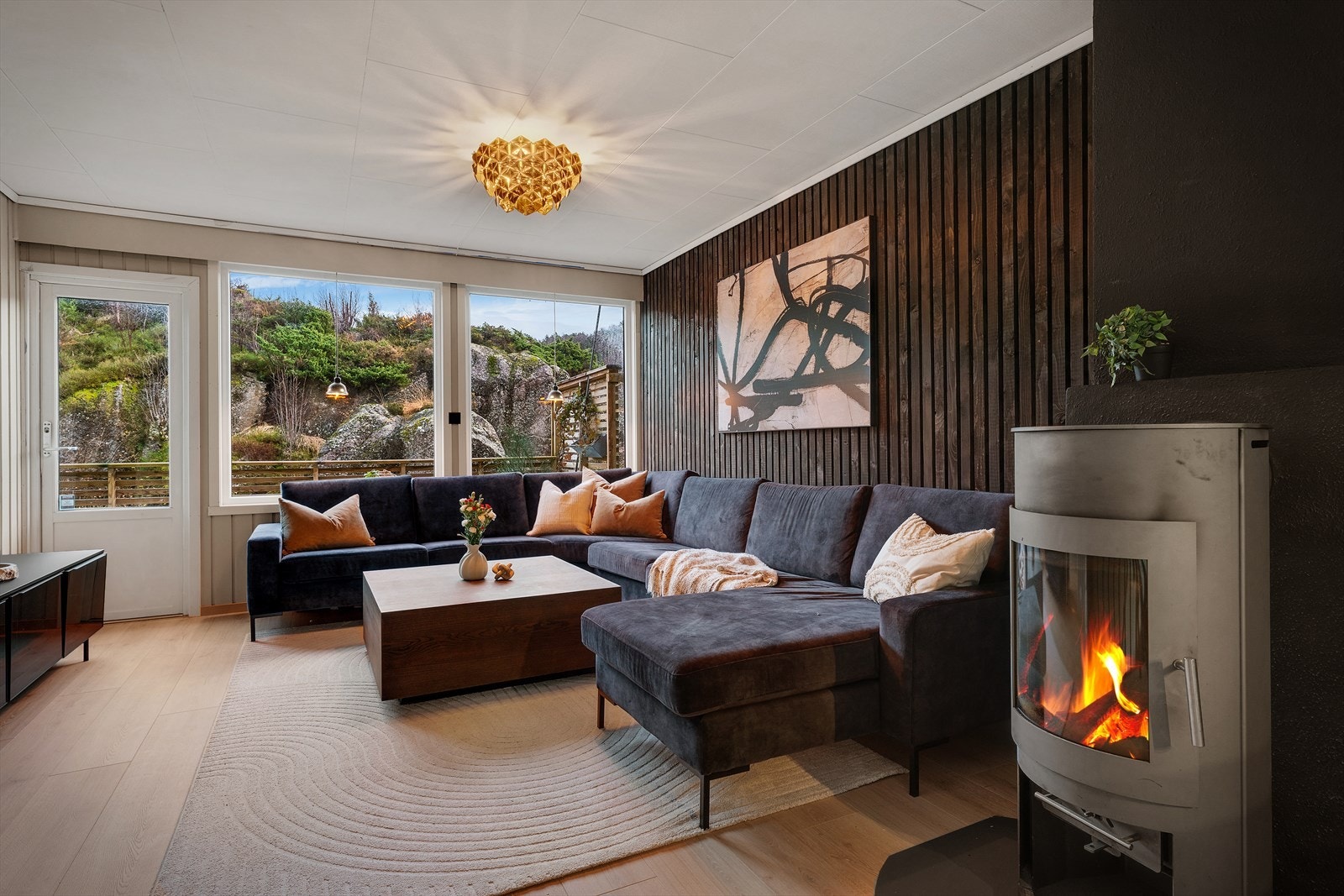 - Attraktivt enderekkehus over to plan med familievennlig beliggenhet, solrike utearealer og parkering rett utenfor - Galleribilde