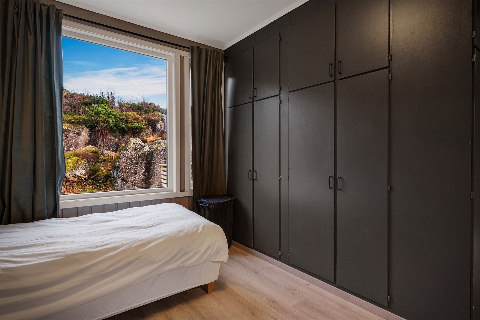 - Praktisk integrert garderobeskap med plass til klær og tilbehør - Galleribilde