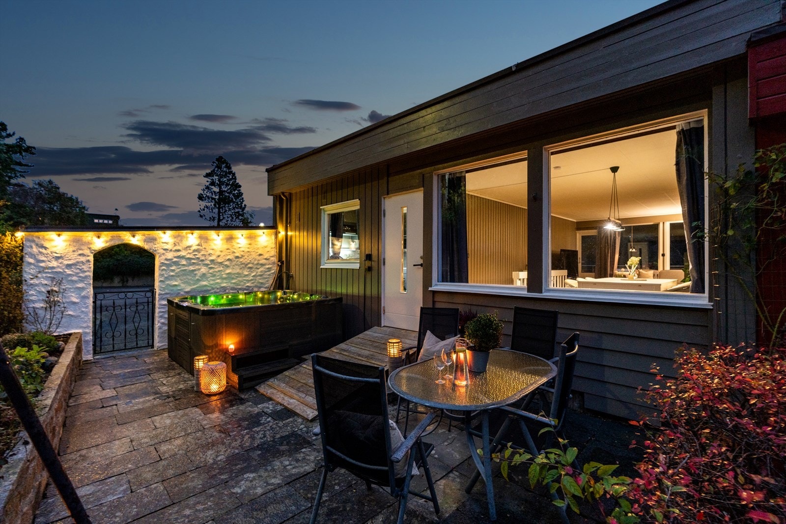 - Nyt den herlige uteplassen både om morgen og på kvelden (bilde fra forrige annonse) - Galleribilde