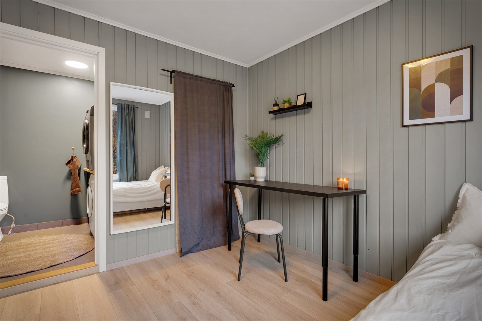 - Fra rommet kommer du direkte inn til vaskerommet - Galleribilde