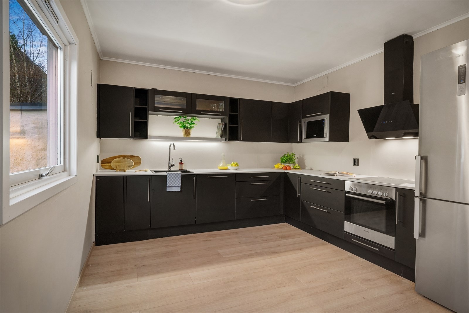 - Kjøkkeninnredning fra Sigdal med slette fronter og benkeplate i laminat - Galleribilde