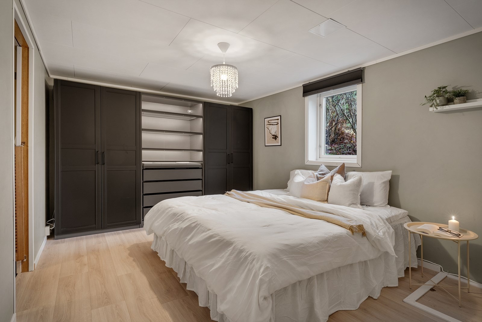 - Generøst rom (ikke godkjent for varig opphold ihht byggetegninger) på 13,7 m² - Galleribilde