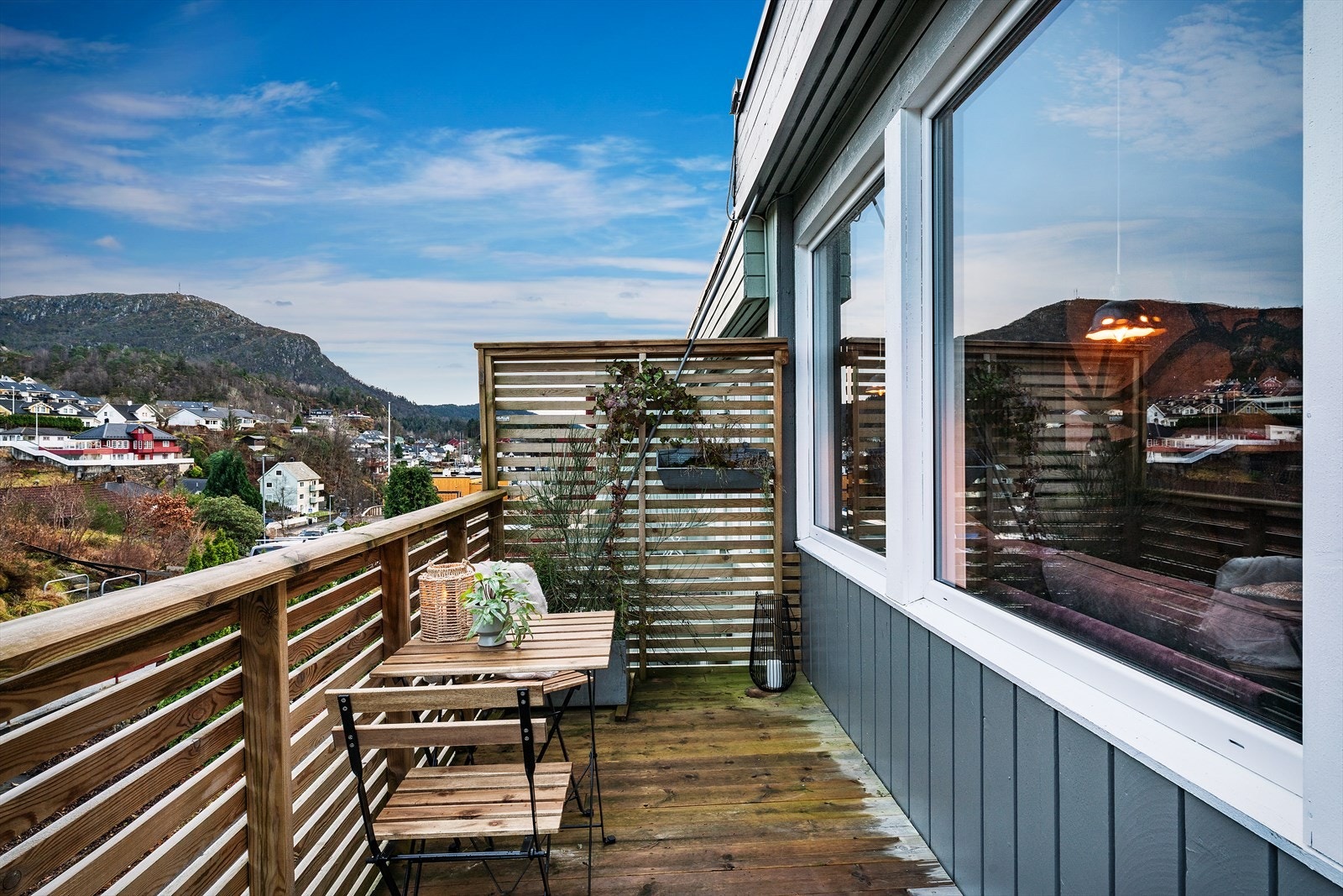 - Balkong med flott utsikt over nabolaget og mot Løvstakken - Galleribilde
