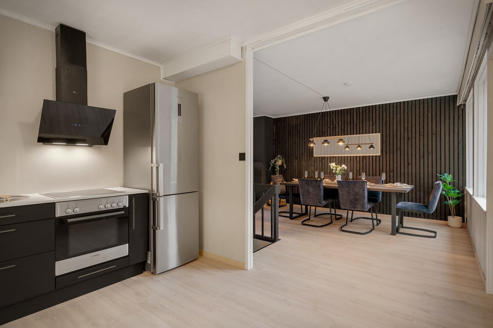 - Den perfekte balanse mellom åpen og lukket løsning: Her har du oversikt over gjestene ved middagsbordet samtidig som du disker opp deilig middag - Galleribilde