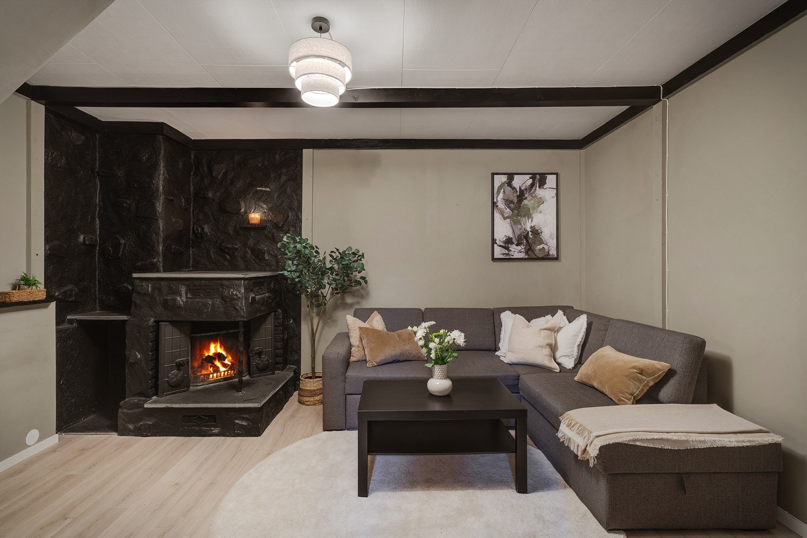 - Vedovnen varmer godt samtidig som den bidrar til lavere strømkostnader, og skaper en lun og koselig stemning - Galleribilde