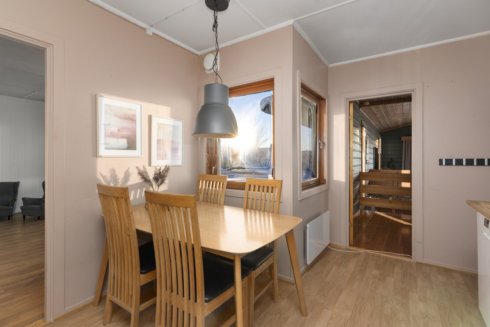 I forbindelse med vinduet på kjøkkenet er det plass til en hyggelig spiseplass. Galleribilde