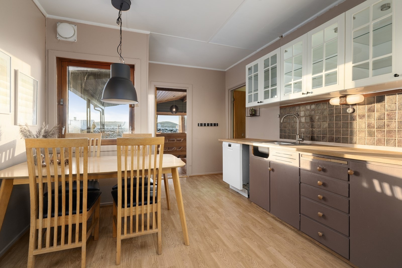 Kjøkkenet har innredning er fra 1960- tallet, hvor benkeplate og hvite overskap med vitrine er oppgradert i senere tid. Galleribilde