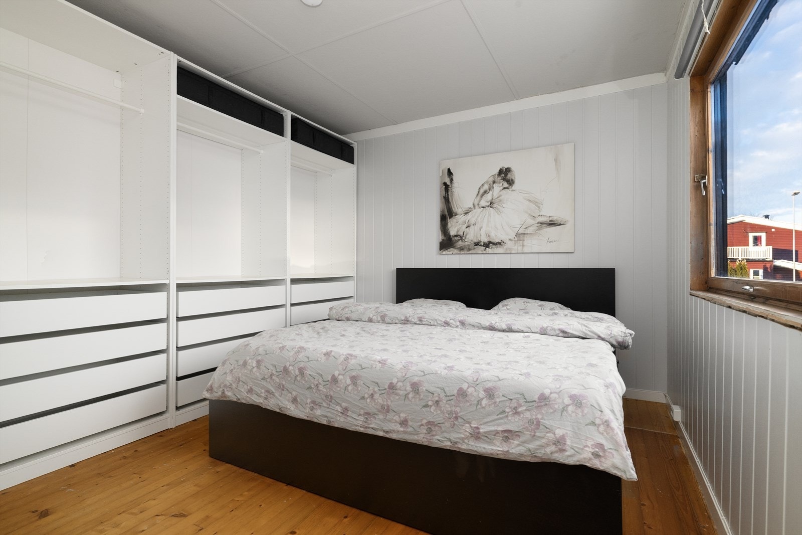 Det er fire soverom i boligen. Her har du godt med oppbevaringsplass for klær i romslig garderobeløsning. Galleribilde