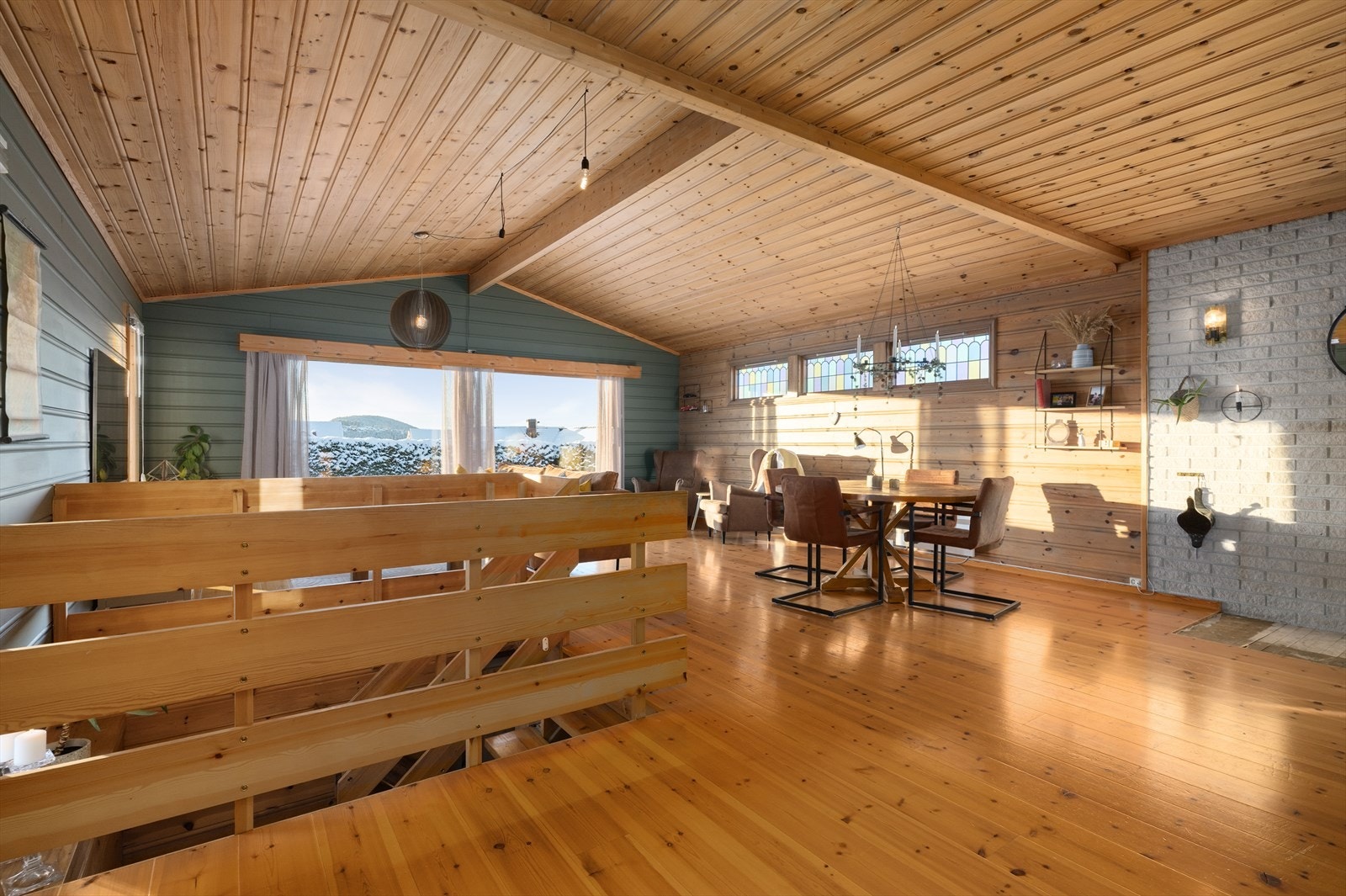 Her har du gode møbleringsmuligheter med plass til både spisestue og sofagruppe. Galleribilde