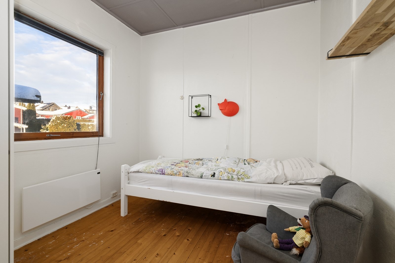 Soverommet har fin plass til seng og inneholder enkelt garderobeskap for klesoppbevaring. Galleribilde