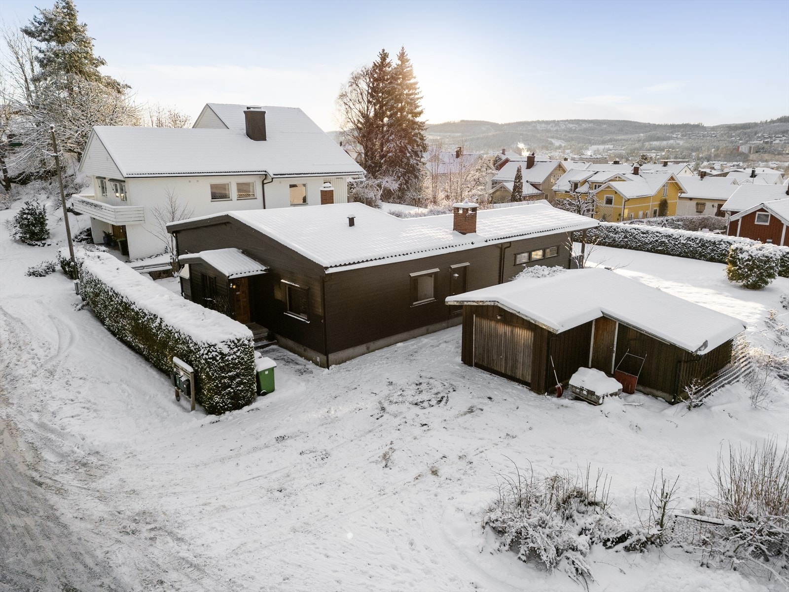 Det gjøres oppmerksom på at tomt med garasje ikke tilhører denne eiendommen. Galleribilde