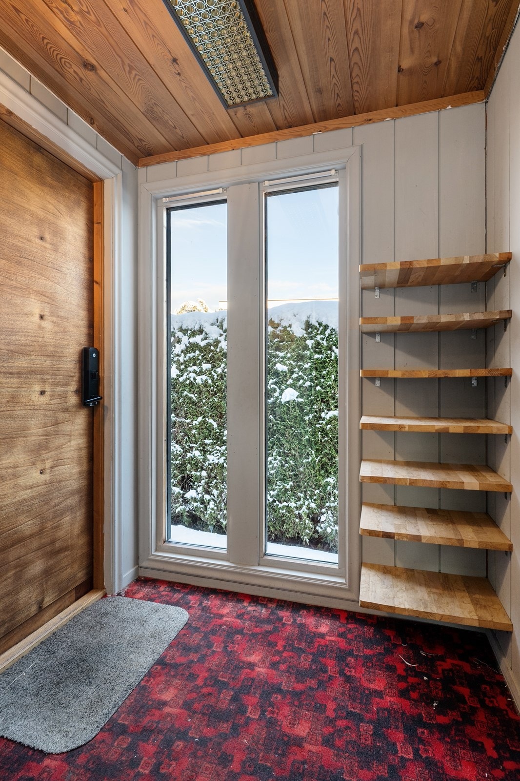 Lyst og hyggelig vindfang med fin plass til sko- og yttertøy. Galleribilde