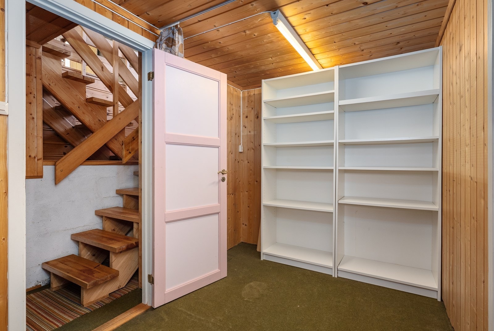 I kjeller er tidligere bod blitt en del av gangen og er innredet og omgjort uten at dette er søkt om og uten at nødvendig godkjennelse er gitt av kommunen Galleribilde