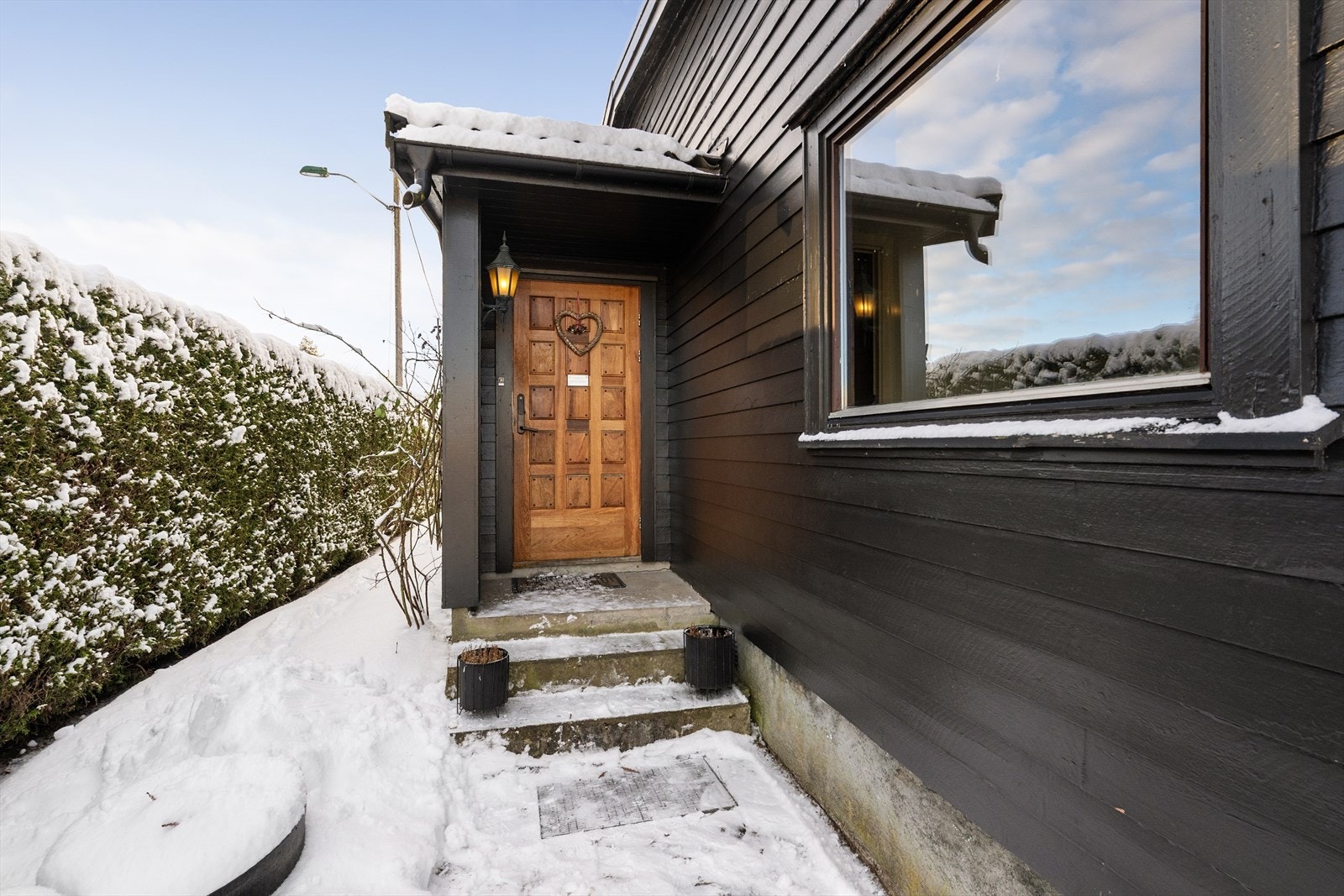 Boligen har et hyggelig og overbygget inngangsparti som ligget skjermet og fint til. Galleribilde