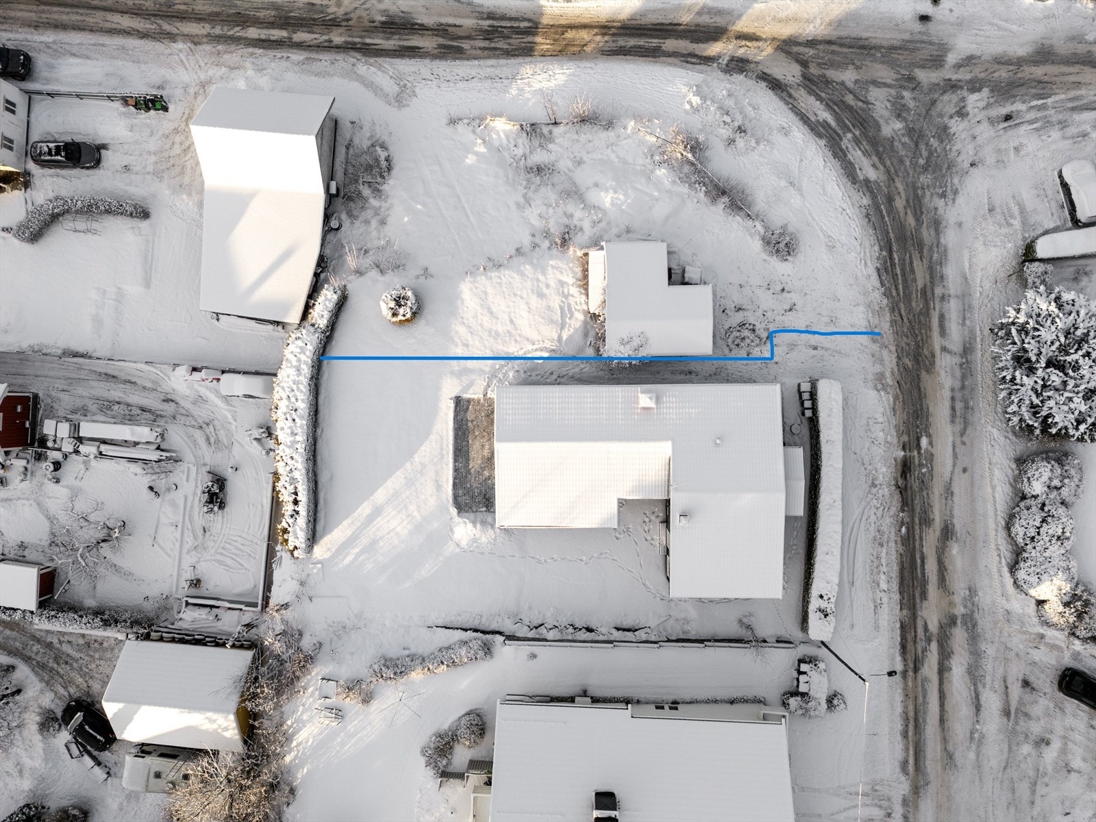 Blå linje viser tomtegrense - tomt medfølger ikke, men kan kjøpes. Garasjen medfølger ikke. Kontakt megler for spørsmål. Galleribilde