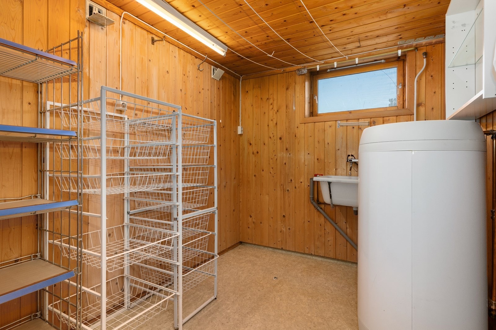 Vaskerommet ligger i kjeller og er fra 1983, rommet inneholder varmtvannstank på 200 liter fra 2020, utslagsvask og opplegg til vaskemaskin. Galleribilde