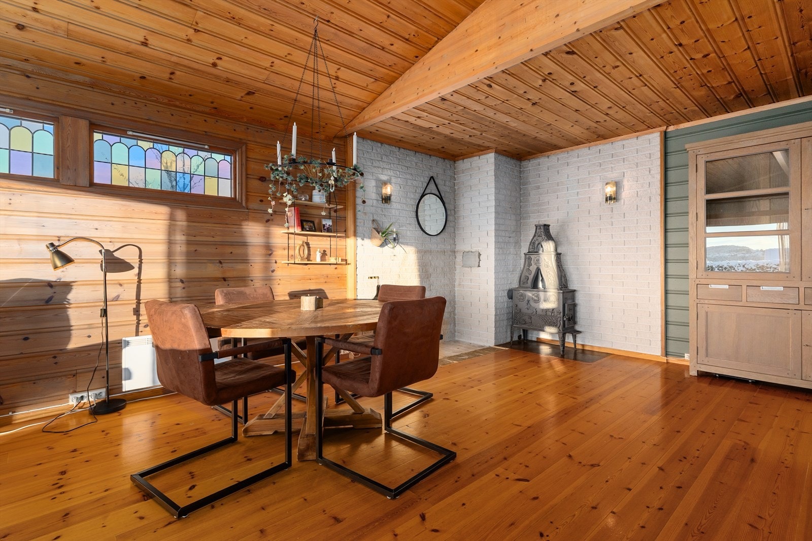 I stuen er det montert peisovn som gir god varme på kalde dager. Galleribilde