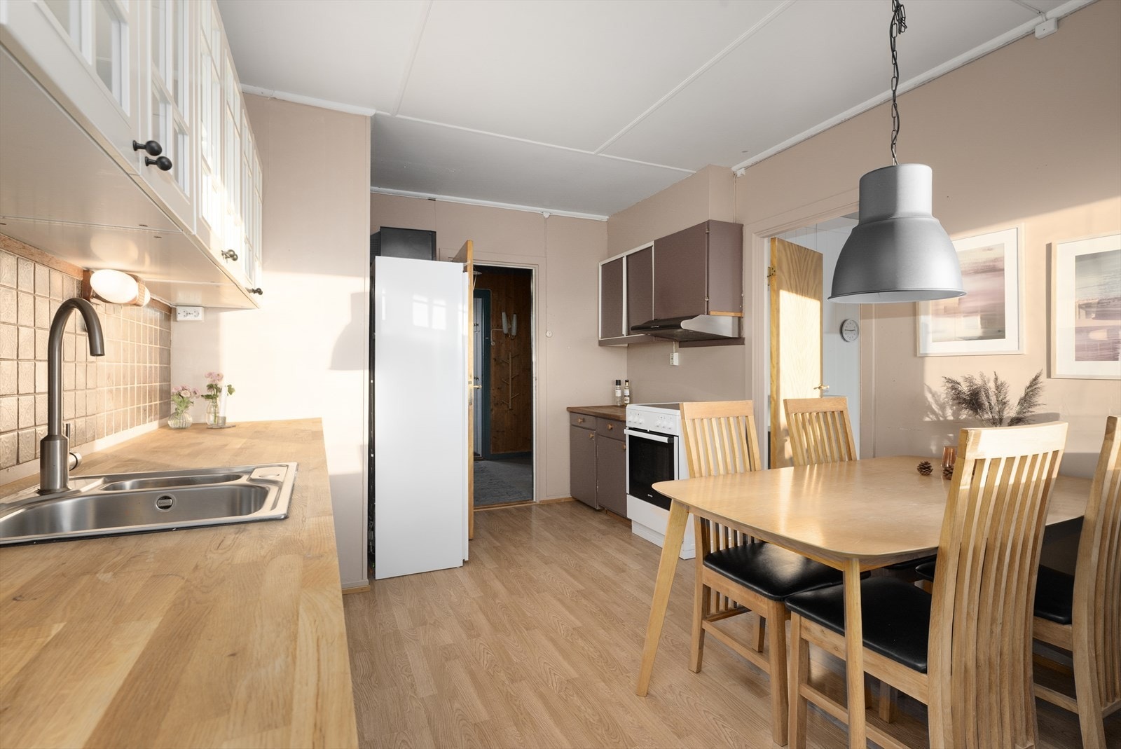 Det er avsatt plass til frittstående hvitevarer som oppvaskmaskin, komfyr og kjøleskap. Over komfyr er det montert mekanisk avtrekkshette med avtrekk ført ut til friluft. Galleribilde