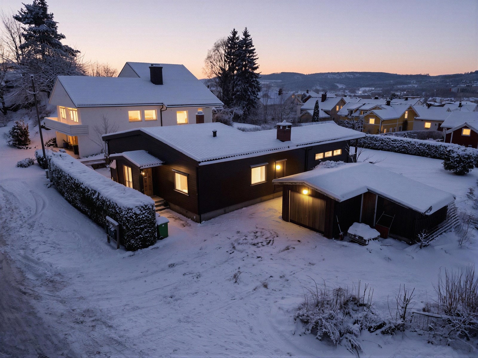 Boligen ligger i et attraktivt og barnevennlig område med gangvei til Bratsbergkleiva barneskole, flere barnehager, Bratsberg Idrettsplass, nærbutikk og flotte turområder. (Bilde er redigert og faktiske lysforhold kan variere). Galleribilde