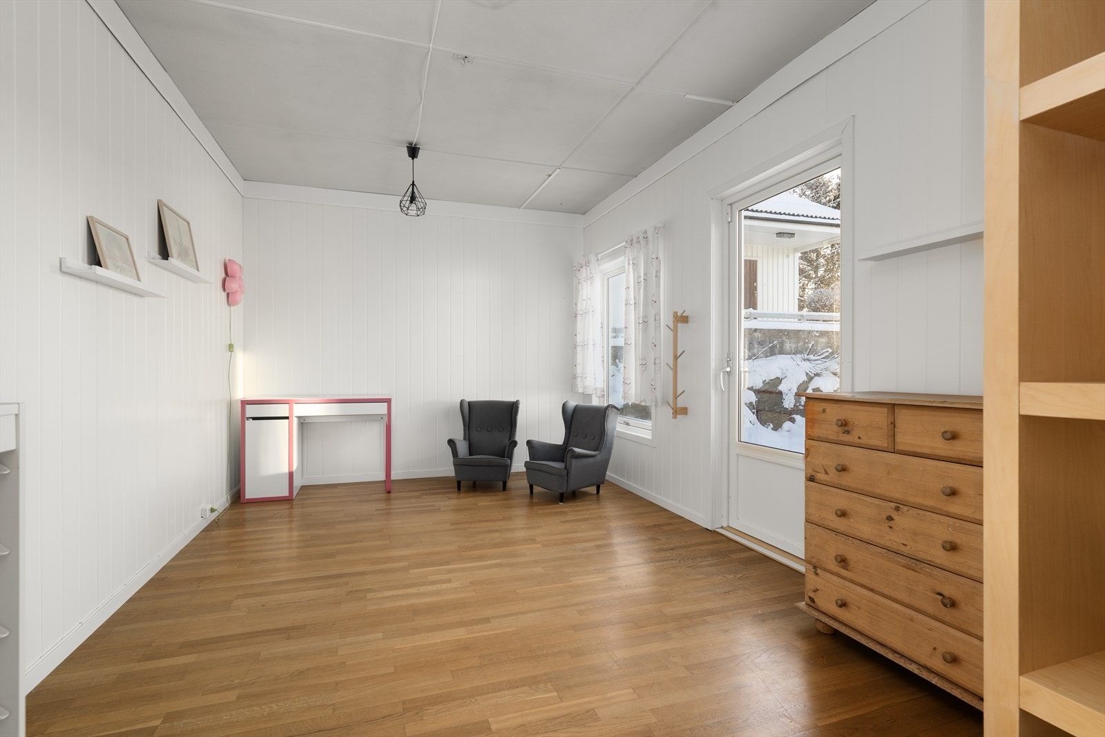 Romslig soverom med tilkomst fra kjøkken, her er det verandadør ut til hagen. Galleribilde