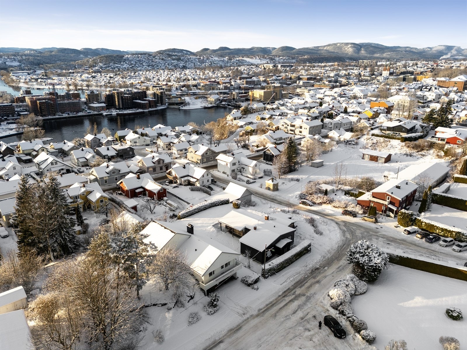 Fra boligen er det også gangavstand til byens sentrumsgater via de trivelige, verneverdige gatene i Snipetorp. God buss kommunikasjon fra Øvregate til hele Grenlandsregionen. Galleribilde