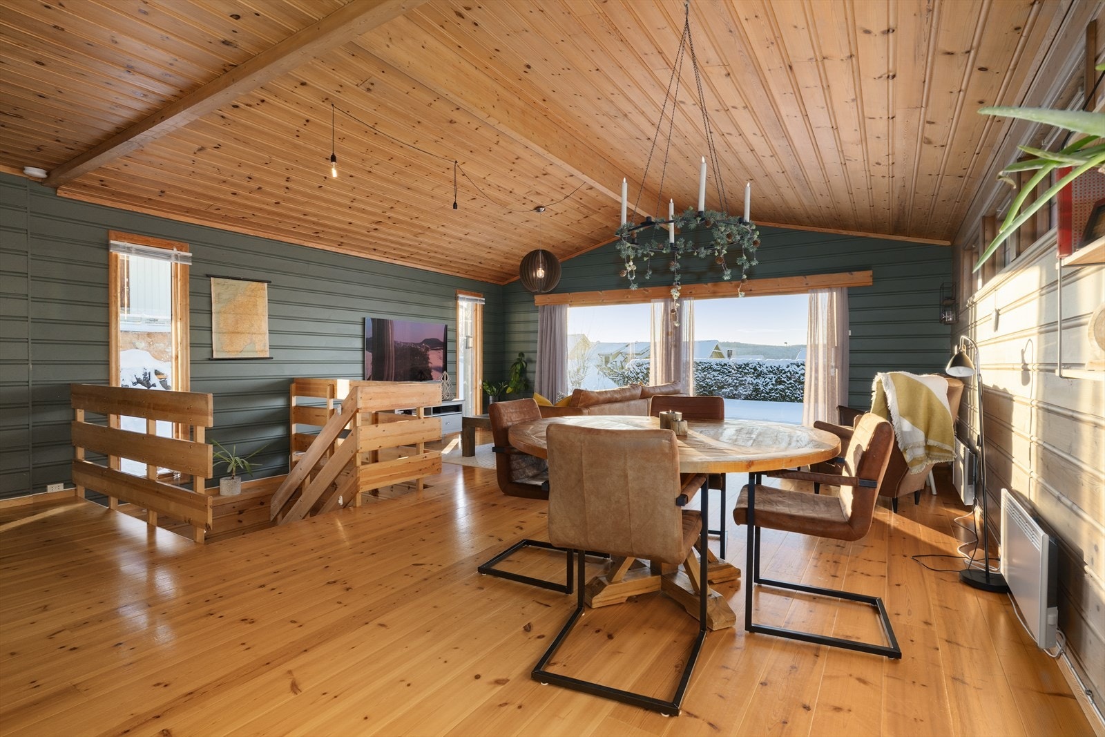 Stuen har god takhøyde som gir en luftig og åpen romfølelse. Stor verandadør med utgang til hagen Galleribilde