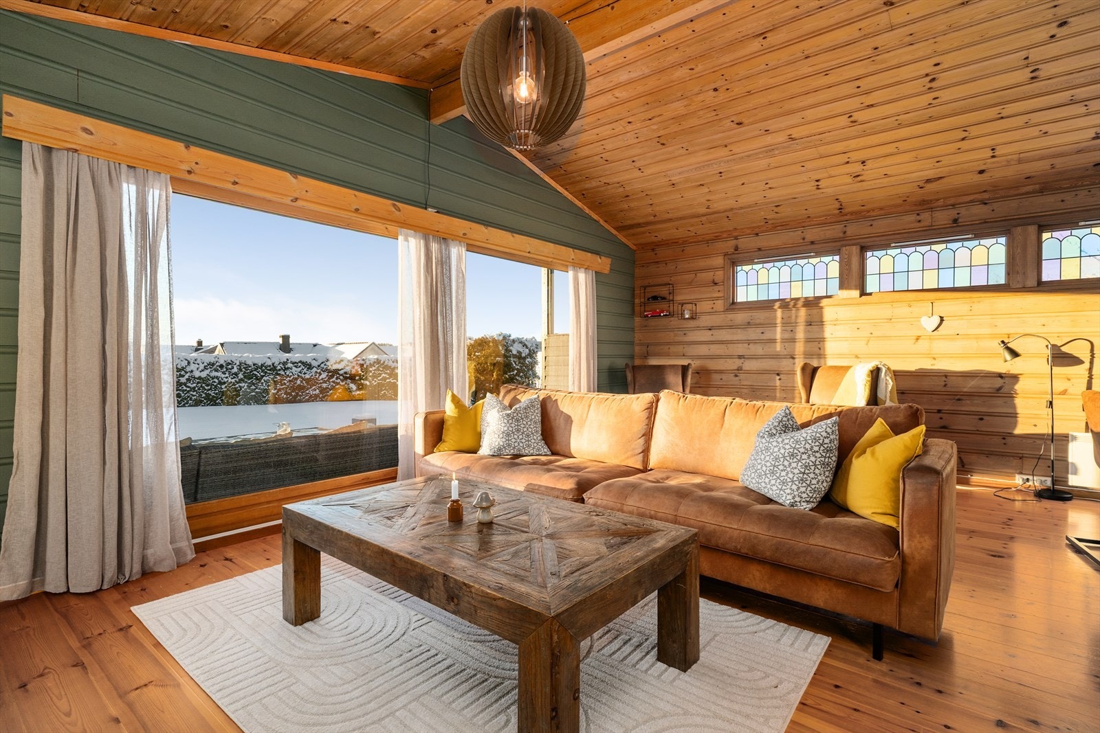 I stuen er det store vindusflater som slipper inn rikelig med naturlig lys. Galleribilde