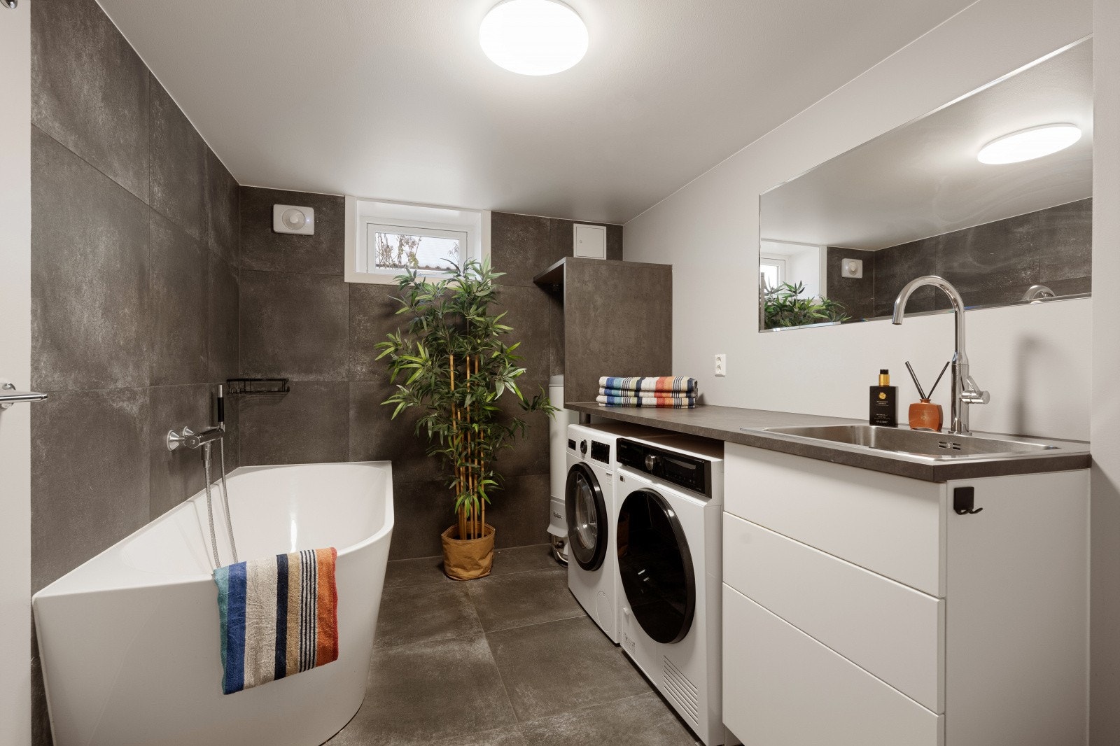 Badet i kjelleren er moderne fra 2021 og har TG 1. Her er det både toalett, badekar og opplegg til vaskemaskin/tørketrommel. Galleribilde