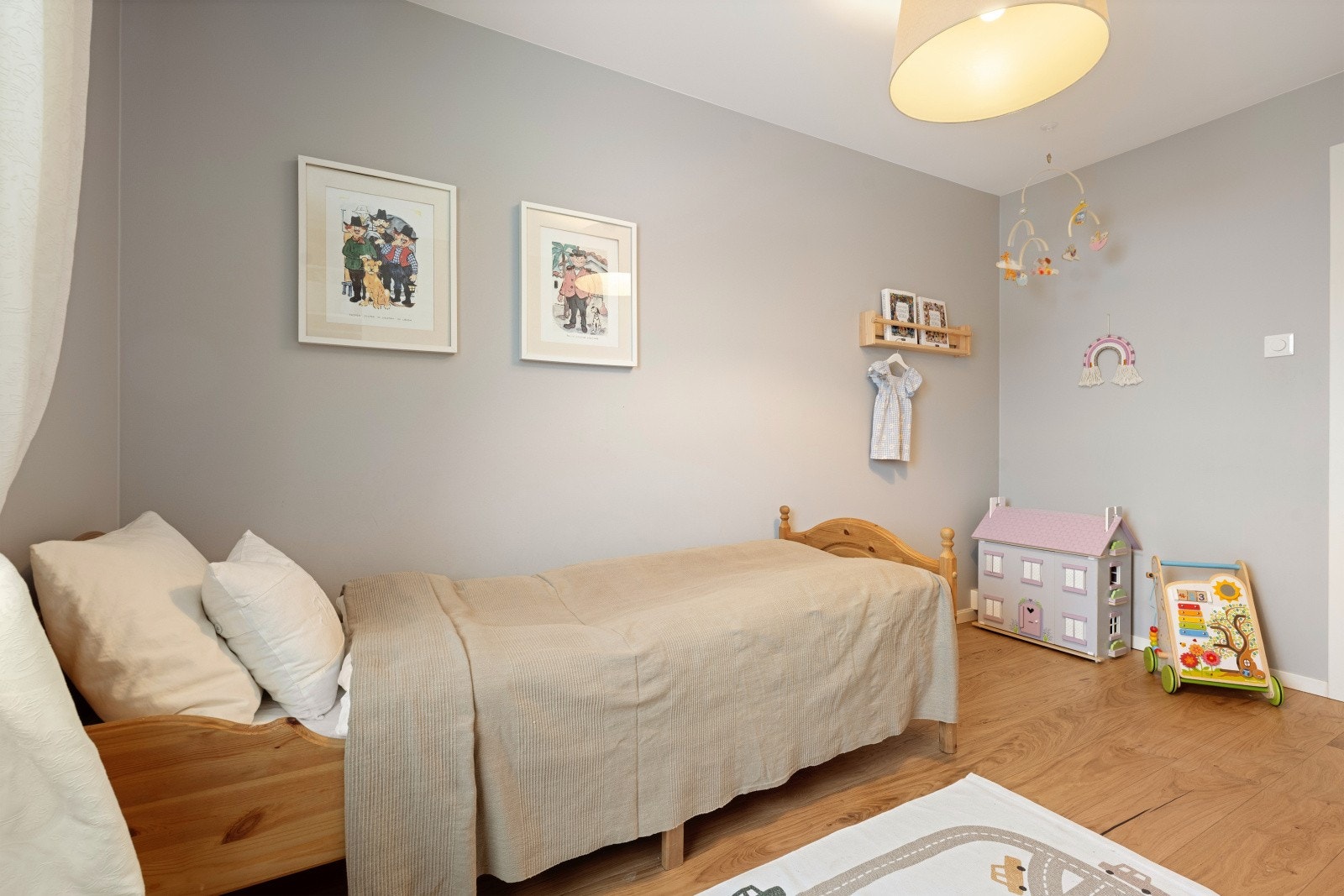 Soverom nr 2 er romslig og har god plass til både seng, skrivebord og skap. Galleribilde