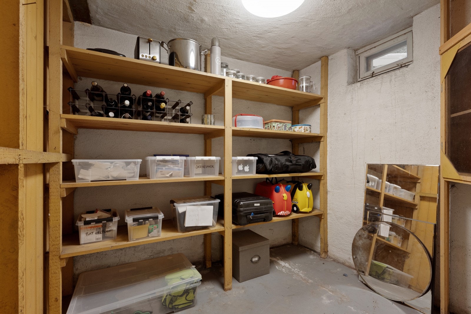 Boden i underetasjen er praktisk for oppbevaring. Det er totalt 3 boder hvorav to et innvendig og en ved inngangsdøren. Galleribilde