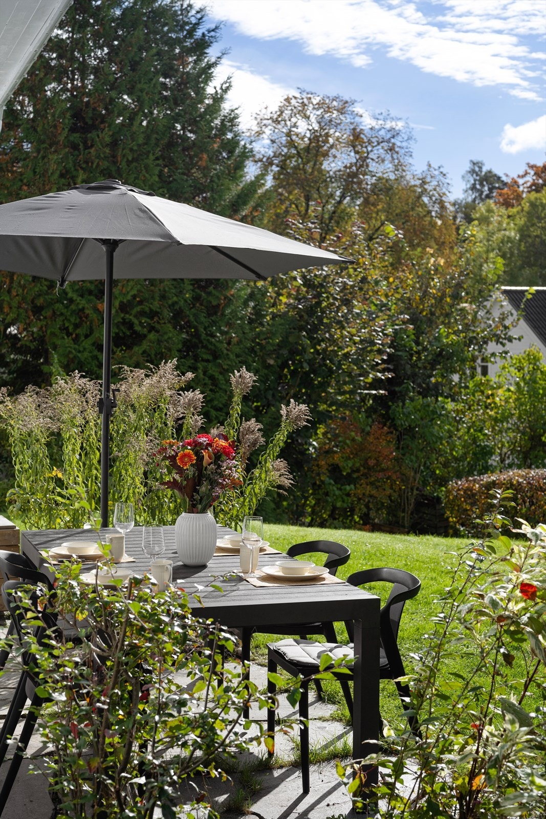 Hagen er en koselig grønn oase om sommeren som har god plass og til spisegruppe, sofagruppe, trampoline og basseng og ønskelig. Galleribilde