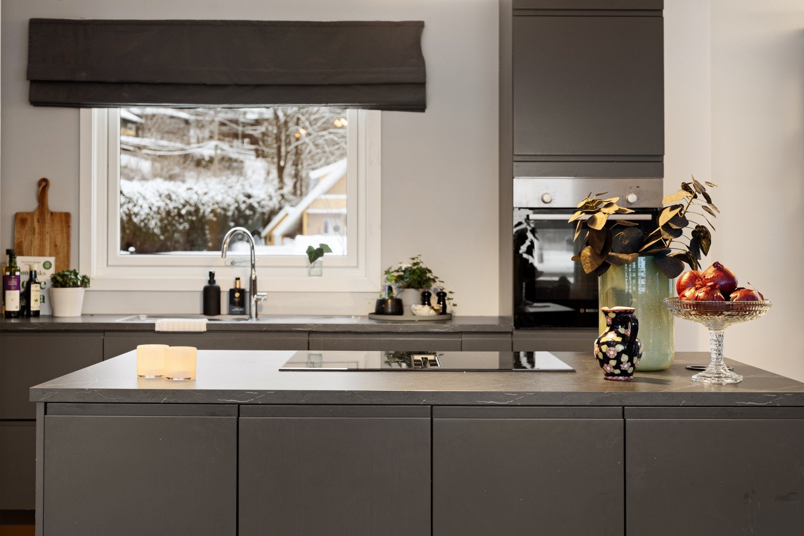 Kjøkkenet er utstyrt med en kjøkkenøy med koketopp , avtrekk og god benkeplass. Legg merke til vindu som gir mye lys inn. Galleribilde