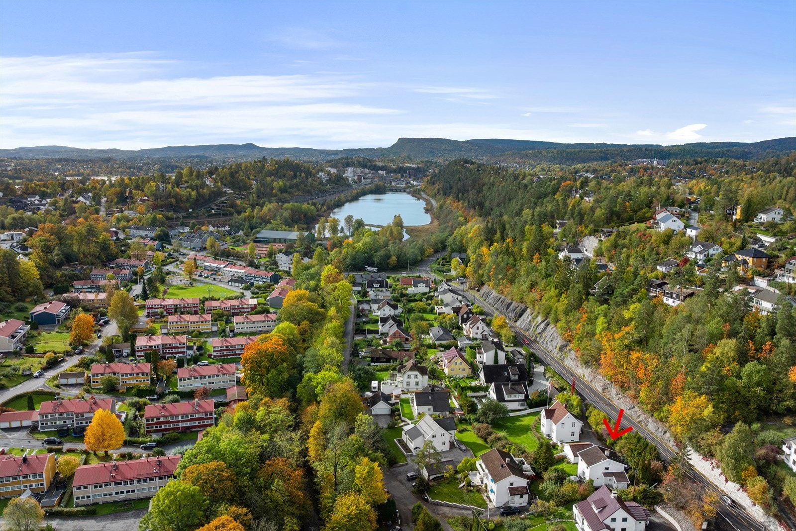 Eneboligen ligger med kort gangvei/sti til skolen og gangavstand til Sandvika sentrum og Kadettangen med badeplasser. Galleribilde