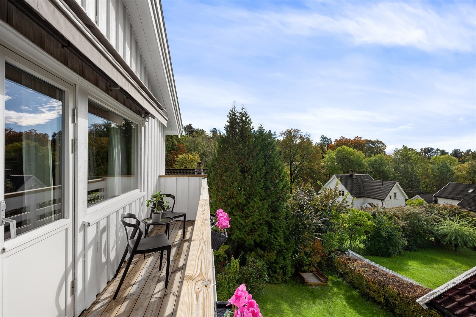 Fra stuen er det utgang til en balkong med kveldssol. Galleribilde