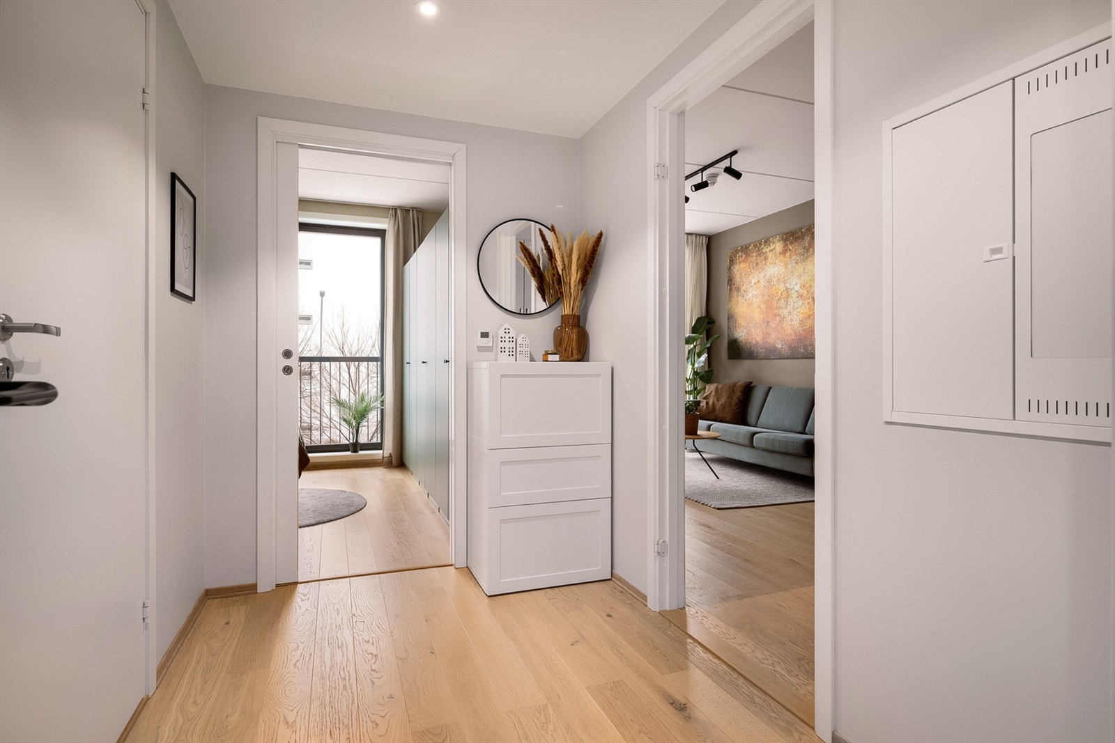 Leilighetens entré er lys og innbydende og gir et svært godt førsteinntrykk av boligen. Galleribilde