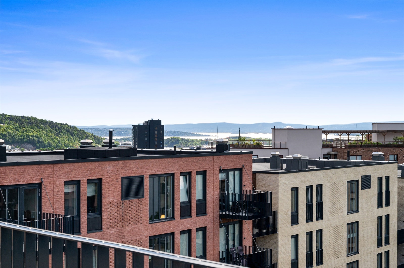 Fra takterrassen er det en fantastisk utsikt helt ned til fjorden. Galleribilde