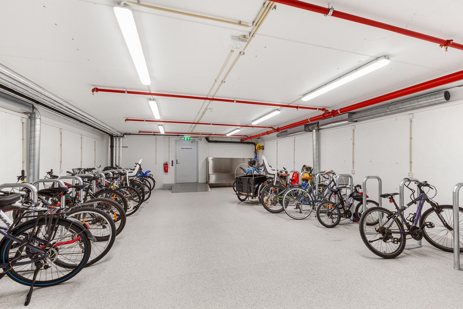 Felles sykkelparkering. Galleribilde