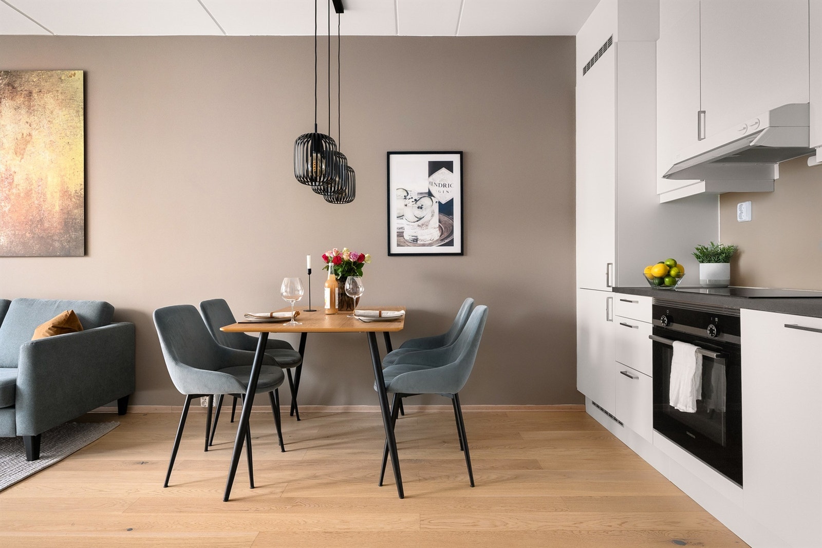 God og naturlig plass til spisebord. Galleribilde