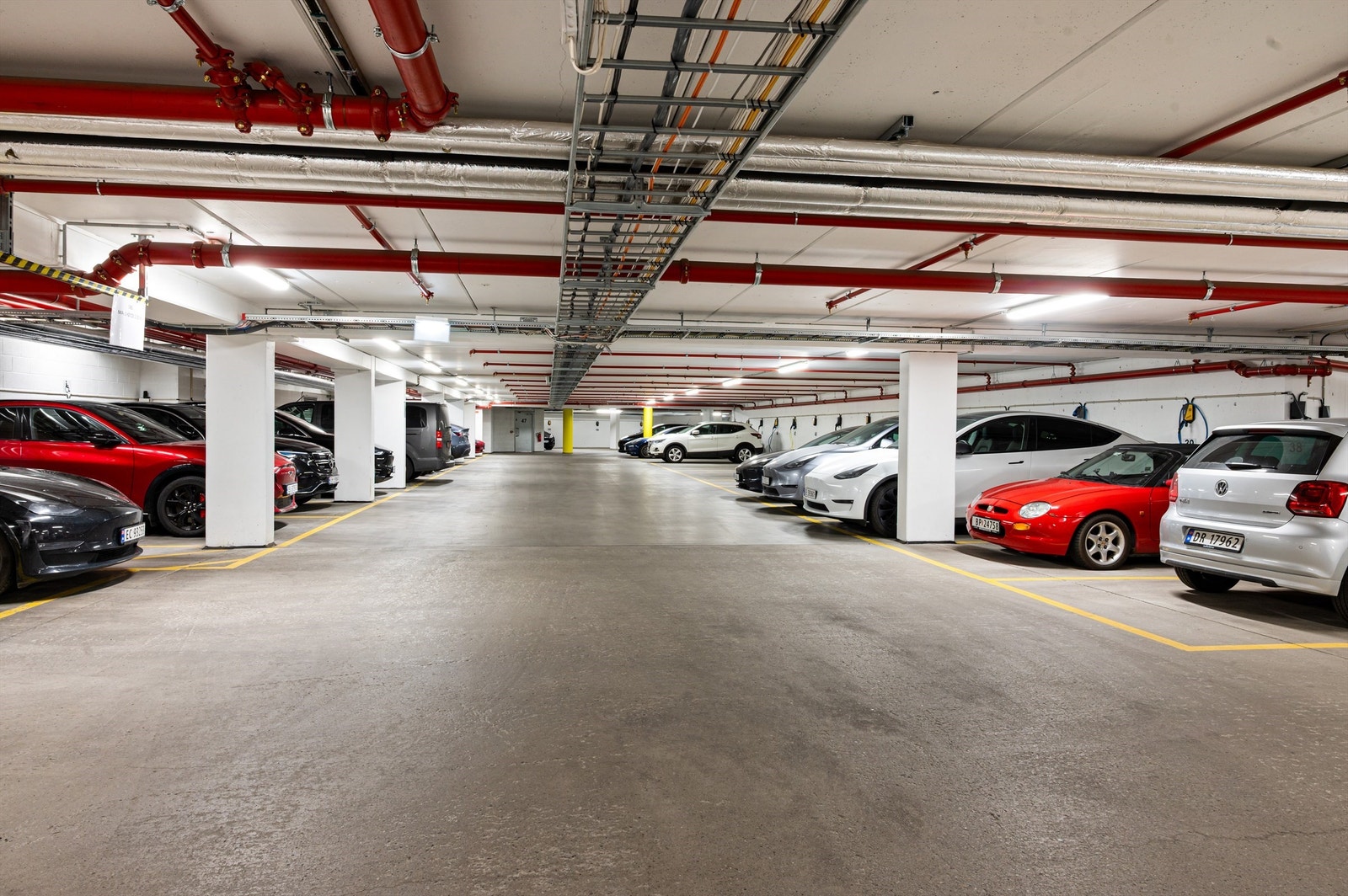 Garasjekjeller med tidvis mulighet for kjøp og leie av parkeringsplass. Galleribilde