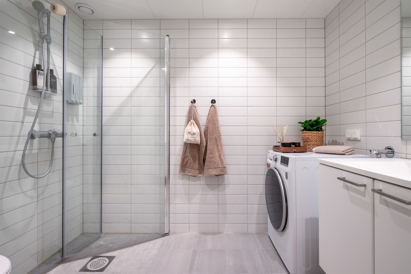 Badet er pent flislagt på gulv og vegger med varme i gulvet. Galleribilde