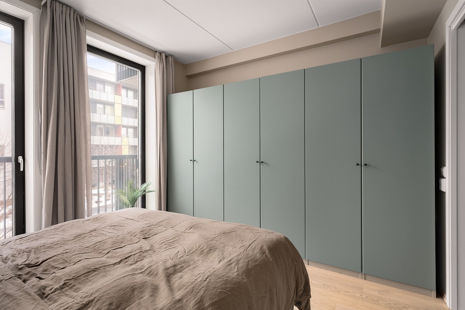 Det er god oppbevaringsplass i et romslig garderobeskap. Galleribilde