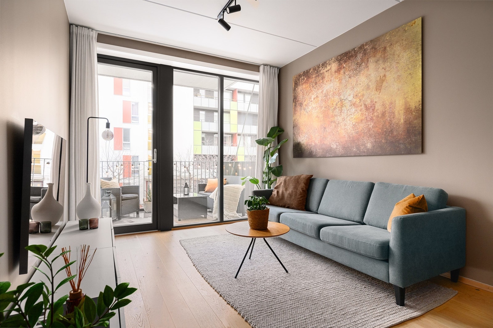 Store vindusflater skaper en lys og luftig atmosfære. Galleribilde