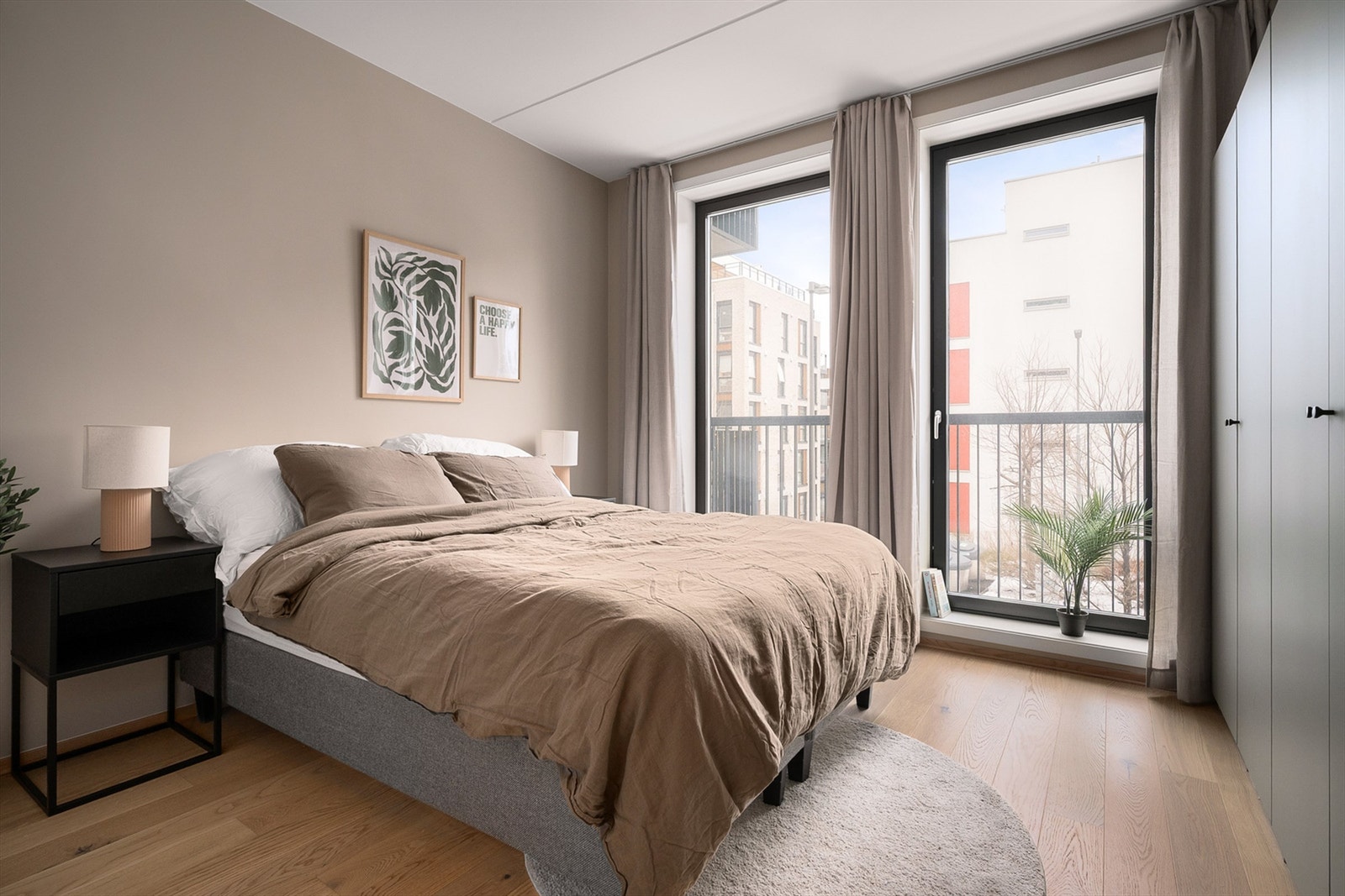 Soverommet er romslig og kan enkelt innredes med både dobbeltseng og tilhørende nattbord. Fransk balkong. Galleribilde