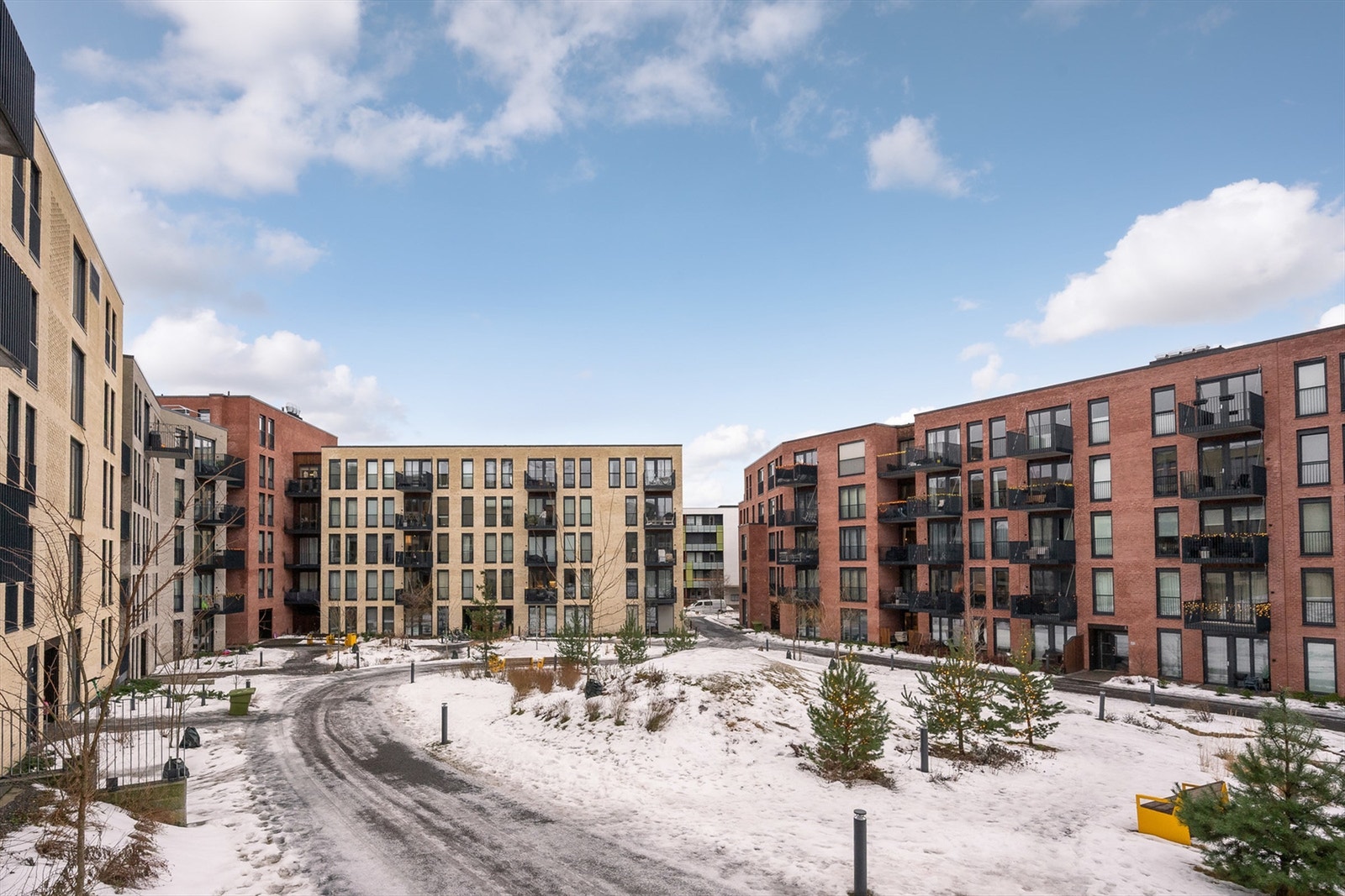 Leiligheten ligger på attraktive og pulserende Ensjø, i bydel Gamle Oslo, og grenser til Tøyenparken, idylliske Kampen Hageby, Kampen, Vålerenga og Valle Hovin. Galleribilde