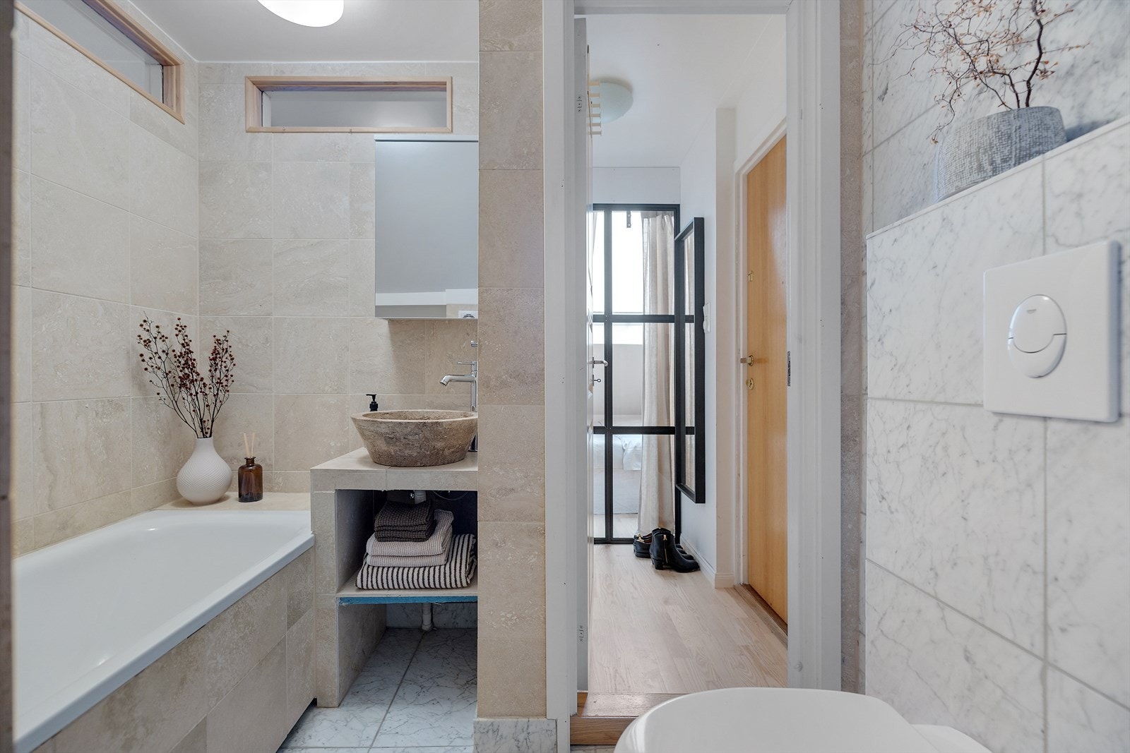 Badet består av vegghengt toalett, servant, innmurt badekar og opplegg for vaskemaskin. Galleribilde